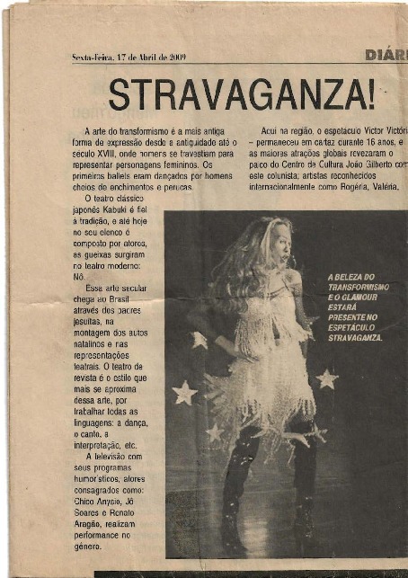 Página de jornal impresso digitalizada. A reportagem foi restaurada e está habilitada para leitura OCR. Não é possível ver o canto direito e nem o rodapé da página, sendo apenas possível ler a reportagem principal. Há uma marca de dobradura em X no centro da página do jornal. A matéria “STRAVAGANZA!” encontra-se plenamente legível.