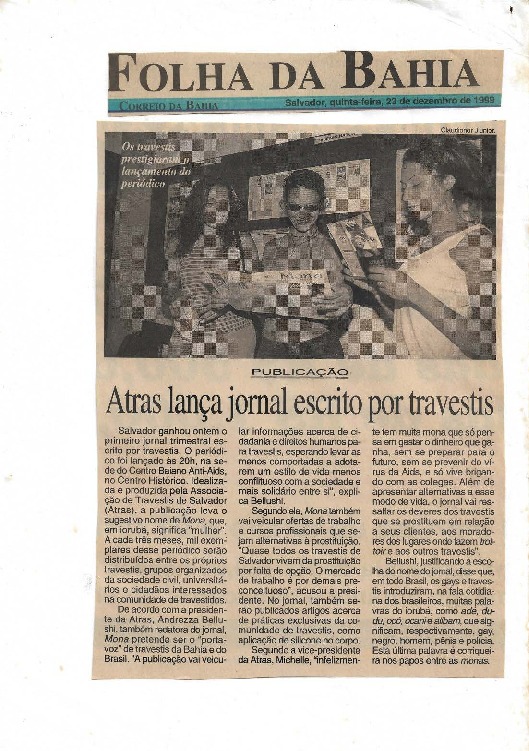 Recorte de jornal digitalizado. Cabeçalho e corpo do jornal estão em recortes separados, mas a separação não prejudica a leitura da reportagem de capa. Nela, há uma foto de três travestis segurando um jornal.