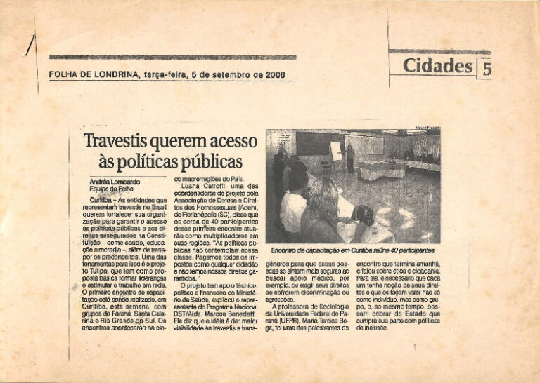 Digitalização de página de jornal. A reportagem foi restaurada e está habilitada para leitura OCR. Há marcas de umidade e velhice na página, que está amarelada. No canto superior direito, o número da página (5) encontra-se parcialmente cortado. A reportagem “Travestis querem acesso às políticas públicas” está inteiramente legível.