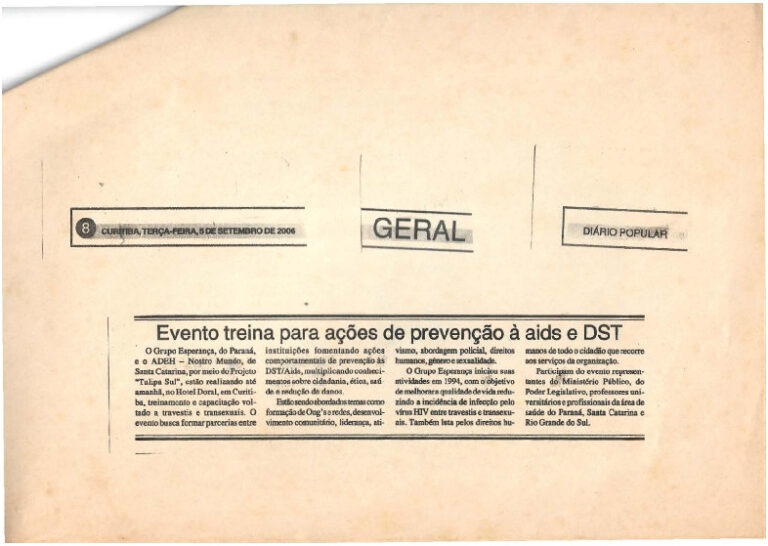 Digitalização de página de jornal. O arquivo foi restaurado e está habilitado para leitura OCR. No canto superior esquerdo, há uma dobradura na página. A matéria “Evento treina ações de prevenção à AIDS e DST” encontra-se inteiramente legível, sem marcas aparentes.