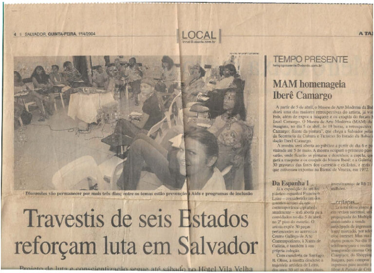 Digitalização de matéria de jornal, restaurada e habilitada para leitura OCR. A página encontra-se cortada, prejudicando a leitura do subtítulo da manchete e dos textos no canto direito da página. Há uma dobra no centro da página, atravessando o título “Travestis de seis estados reforçam luta em Salvador” e a foto acima dele.