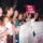 Digitalização de foto analógica da manifestação contra assassinato de pessoas LGBTs. Na foto, é possível ver várias pessoas alinhadas a partir da diagonal inferior esquerda, segurando faixas de protesto.